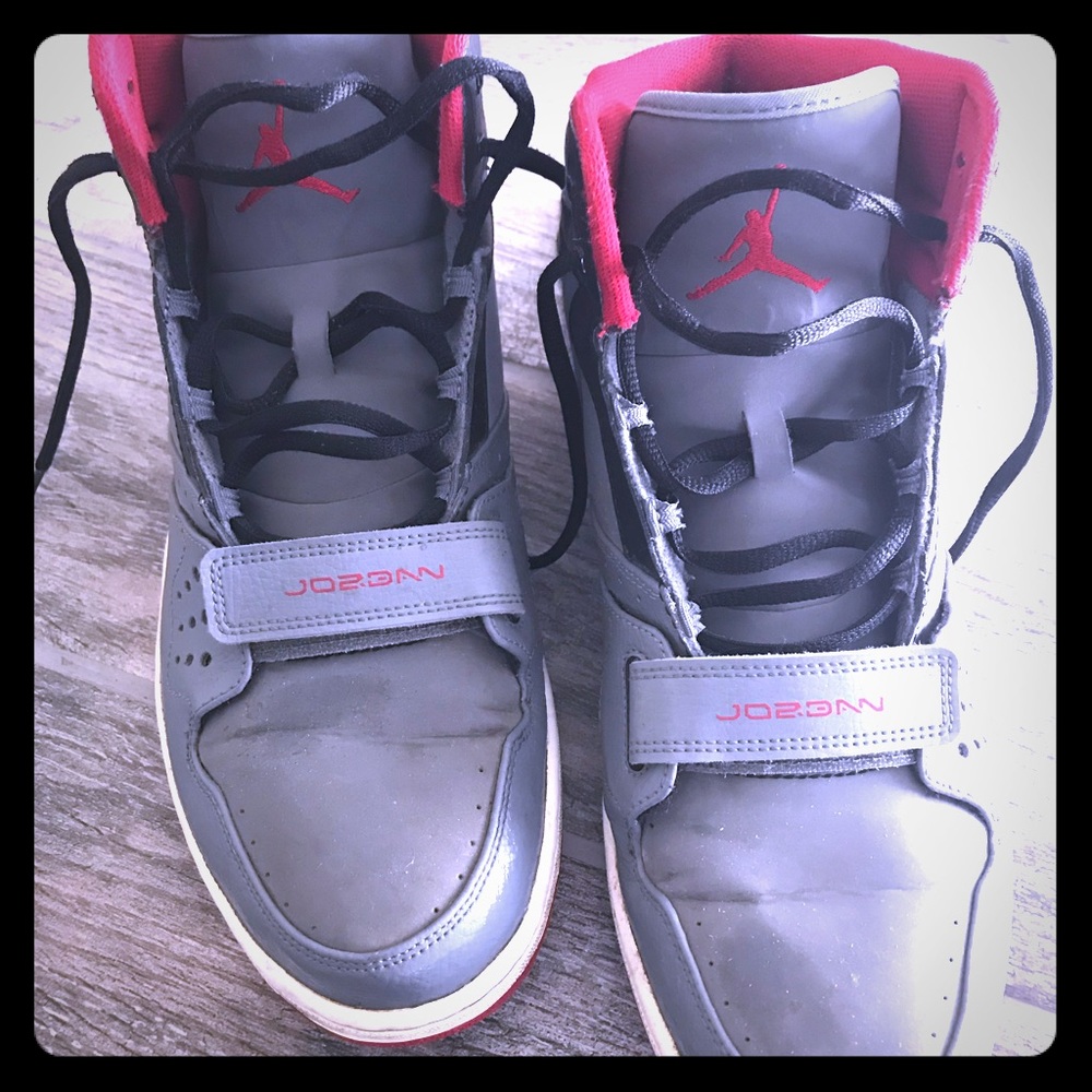 Tennis shoes